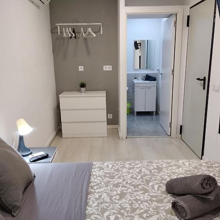 Hostal Urban Basic โอสปิตาเล็ต เดอ โยเบรกัต ภายนอก รูปภาพ