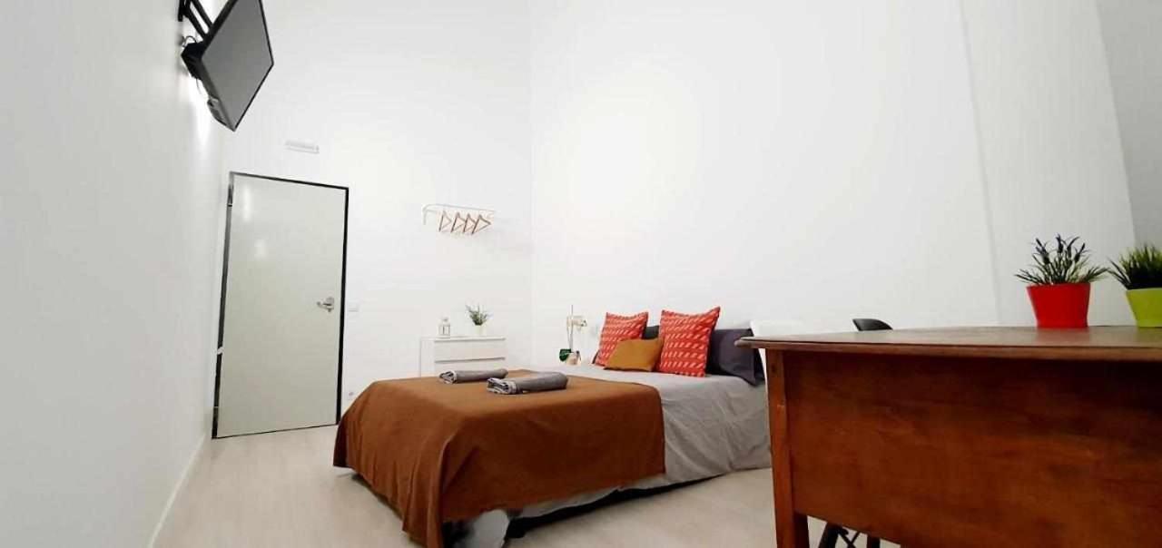 Hostal Urban Basic โอสปิตาเล็ต เดอ โยเบรกัต ภายนอก รูปภาพ