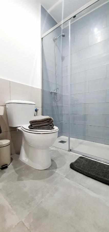 Hostal Urban Basic โอสปิตาเล็ต เดอ โยเบรกัต ภายนอก รูปภาพ