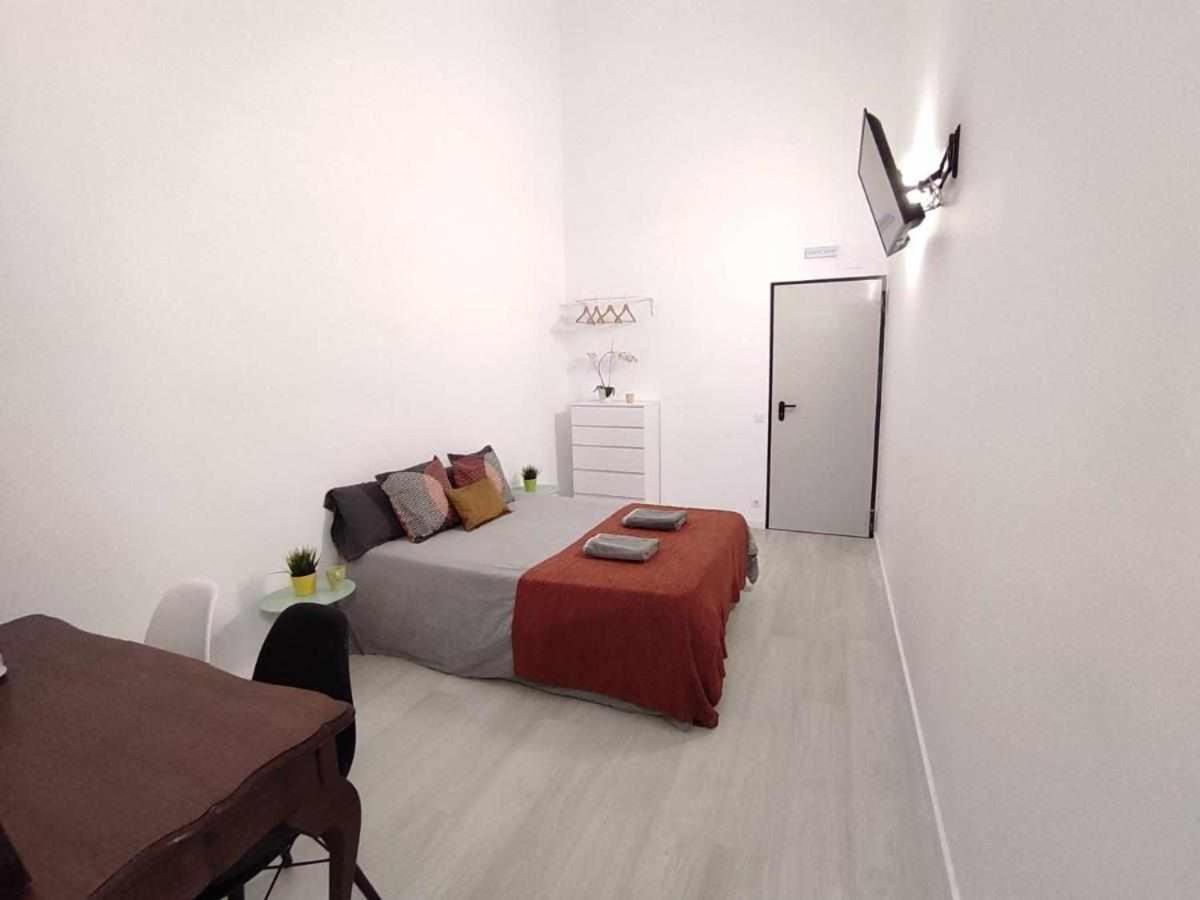 Hostal Urban Basic โอสปิตาเล็ต เดอ โยเบรกัต ภายนอก รูปภาพ