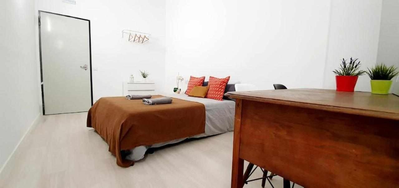 Hostal Urban Basic โอสปิตาเล็ต เดอ โยเบรกัต ภายนอก รูปภาพ