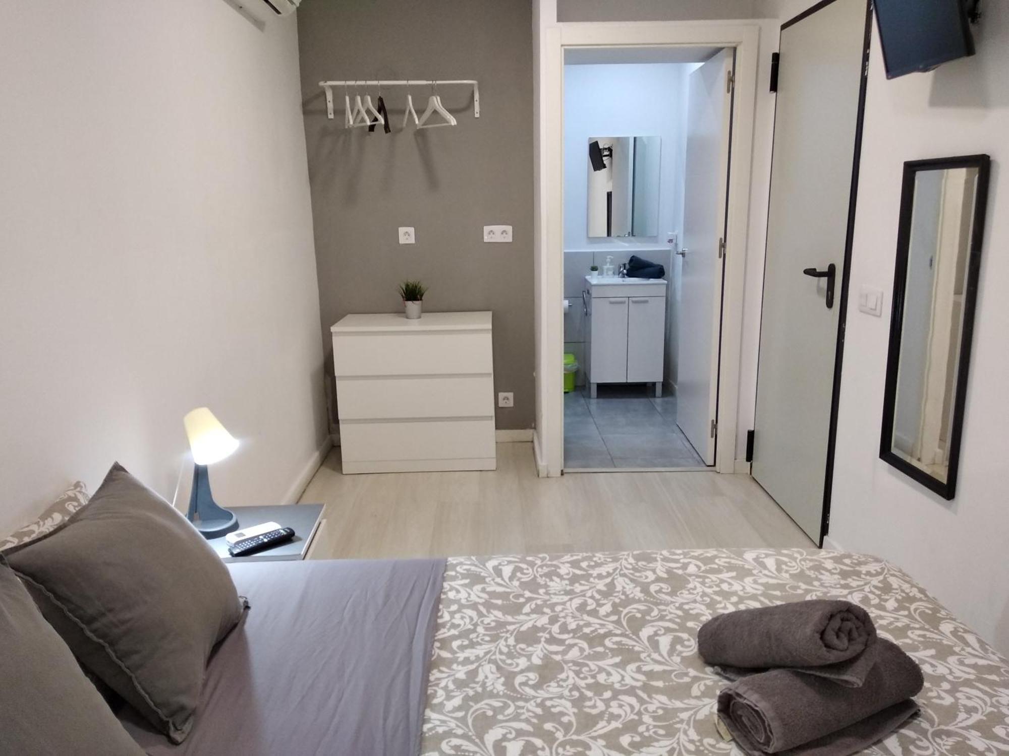 Hostal Urban Basic โอสปิตาเล็ต เดอ โยเบรกัต ภายนอก รูปภาพ